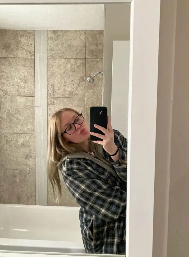 jiwise (18) female from US - sexting partner