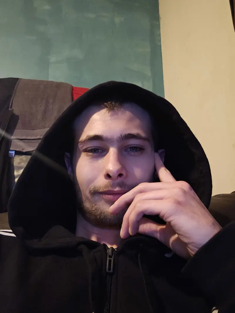 jkb757 (18) male from GB - sexting partner