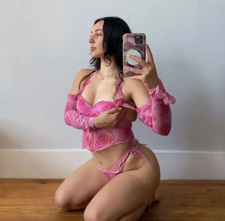 joaneb16be2cb (27) female from US - sexting partner