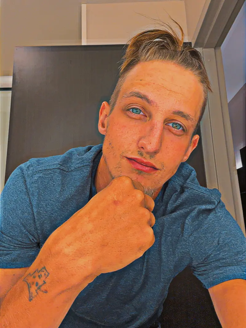 johnnyslayys (18) male from US - sexting partner