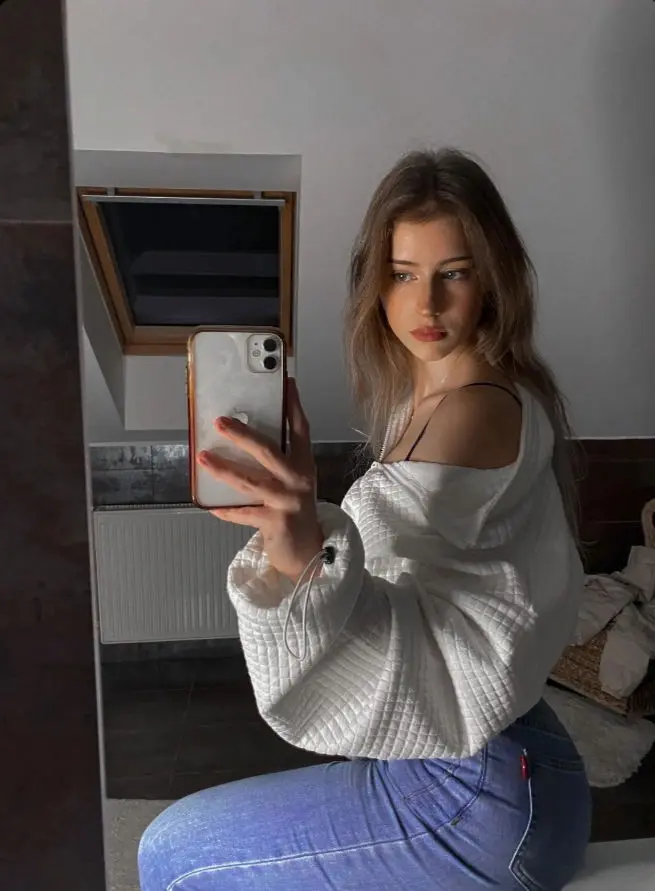 jomicoga (18) female from GB - sexting partner