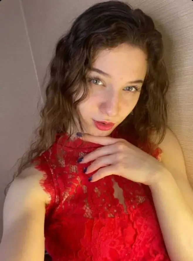 jswfcv (18) female from US - sexting partner