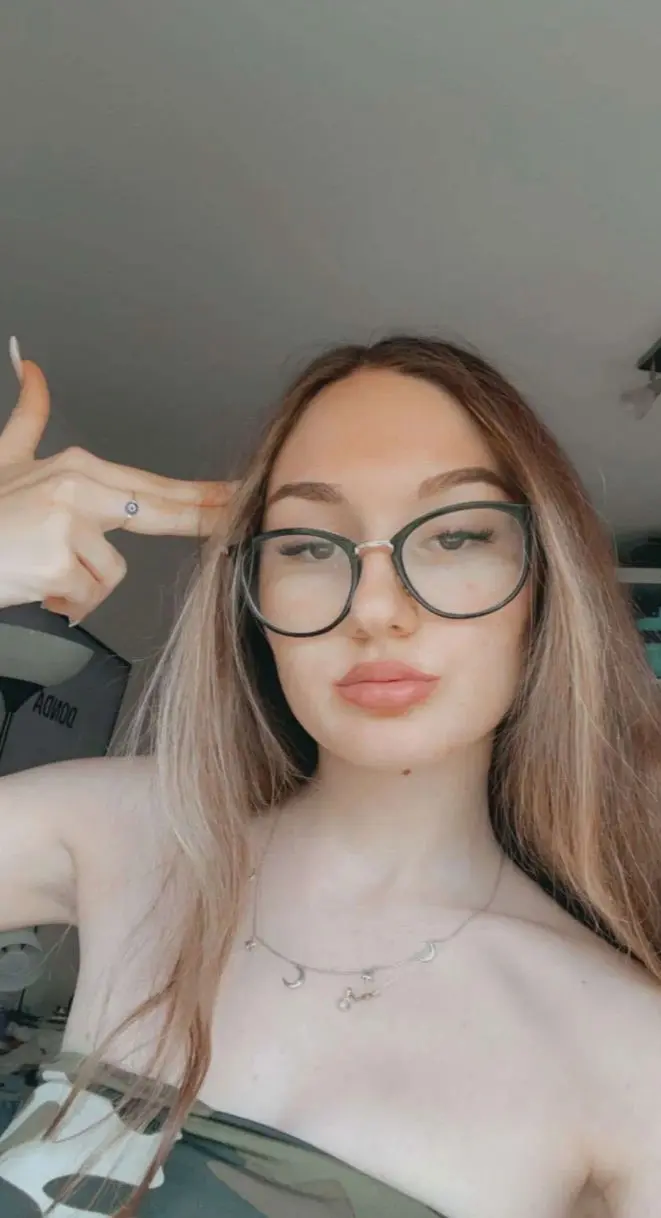 jylytoyu (18) female from US - sexting partner
