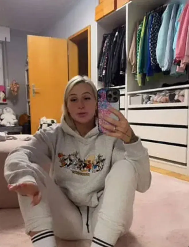 jyxekali (18) female from US - sexting partner