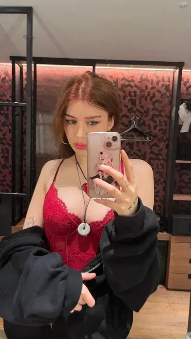 kacinaw718 (18) female from GB - sexting partner