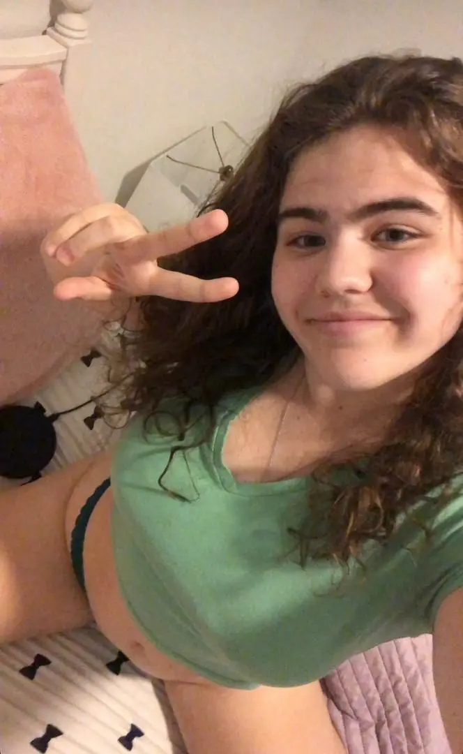 kelly_luis0028 (18) female from US - sexting partner