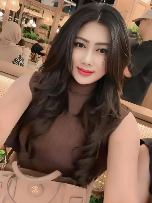 kewov80357 (18) female from AE - sexting partner