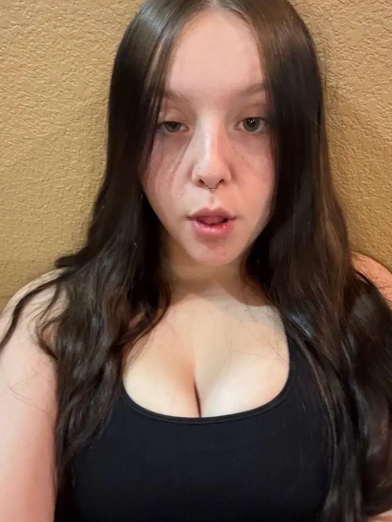 kinsleyyzxcv (18) female from DE - sexting partner