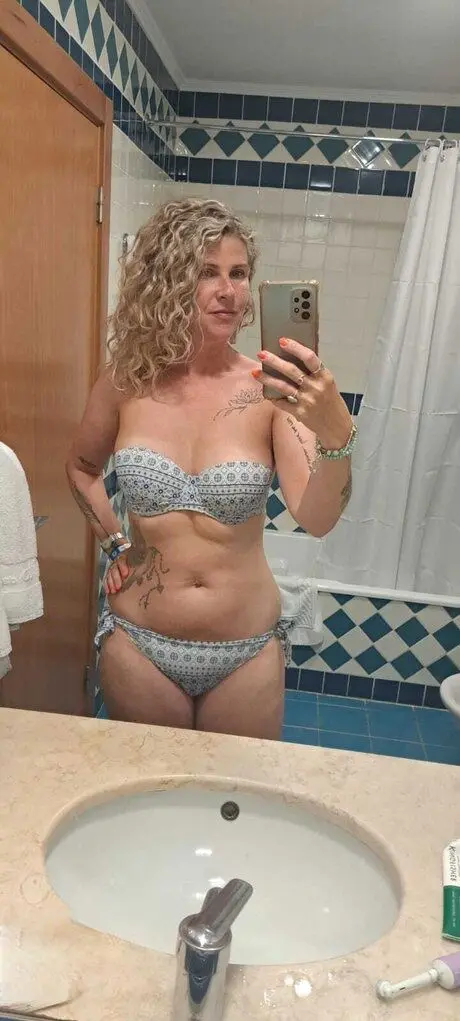 kisici6346 (23) female from GB - sexting partner