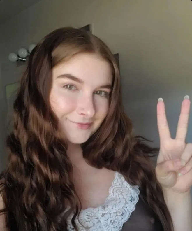 kjxqidzg (18) female from US - sexting partner