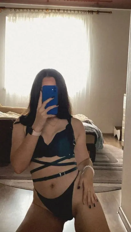 komekit793 (18) female from GB - sexting partner