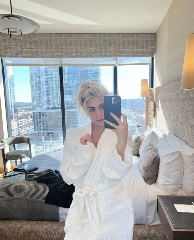 komola2416 (28) female from DE - sexting partner