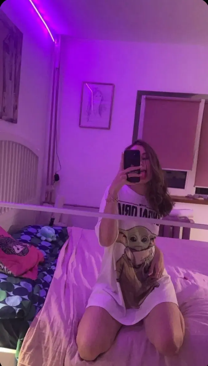 konoryly (18) female from GB - sexting partner