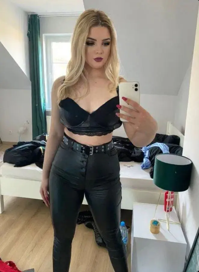 kowocibg (18) female from GB - sexting partner