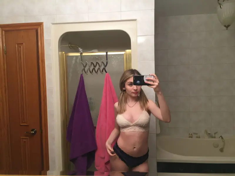 kunpfo (19) female from GB - sexting partner