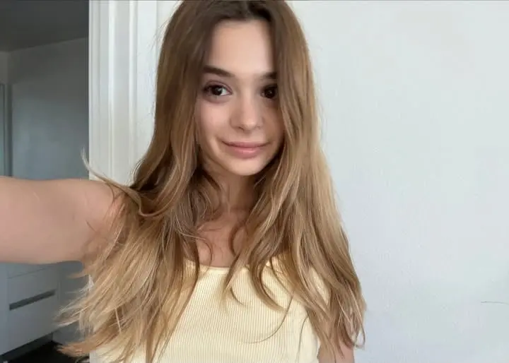 kutovebu (18) female from GB - sexting partner