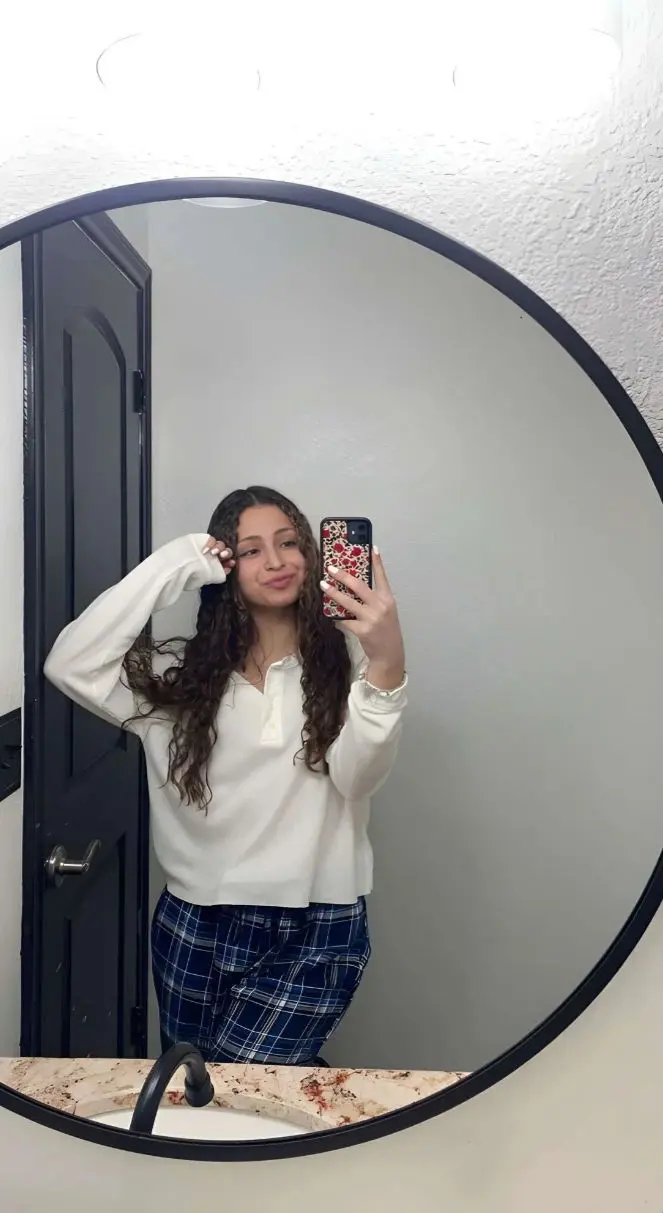 laface (21) female from GB - sexting partner