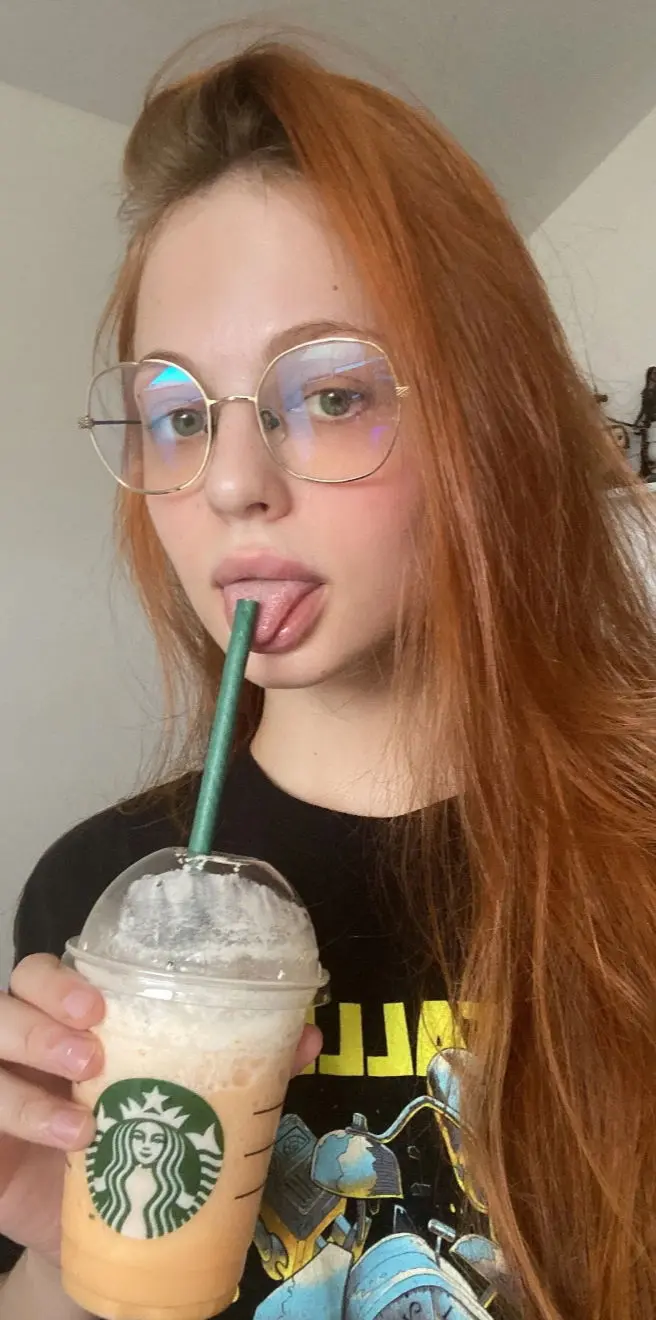 lafeceji (22) female from GB - sexting partner