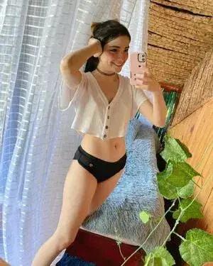 lafowev242 (21) female from BE - sexting partner