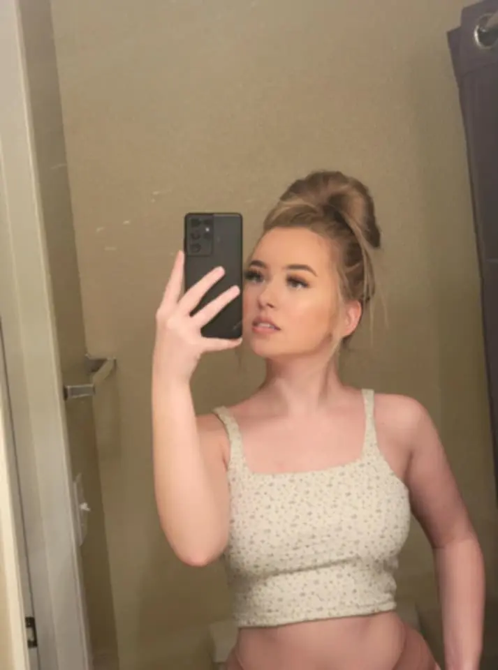 lawes61454 (18) female from US - sexting partner