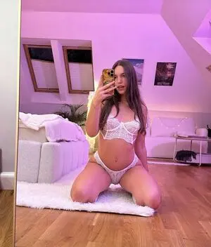 lebiw70249 (18) female from GB - sexting partner