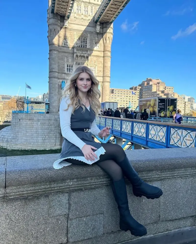 lepaxjko (22) female from GB - sexting partner