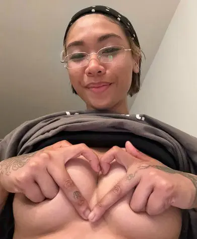 levikeh566 (18) female from GB - sexting partner