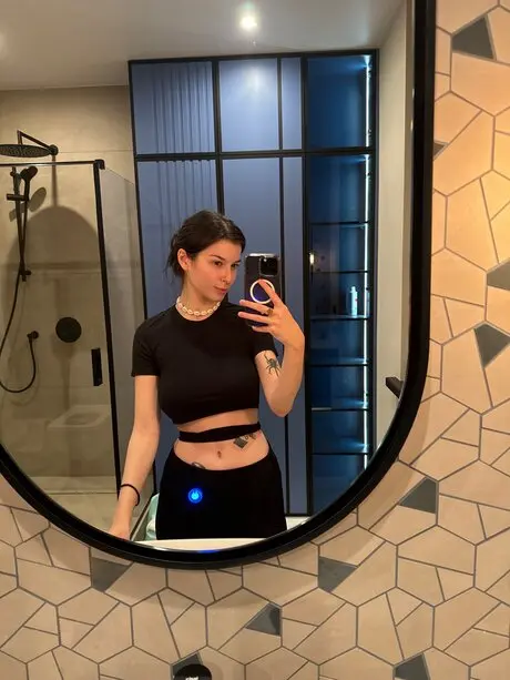 leyeb30089 (18) female from GB - sexting partner