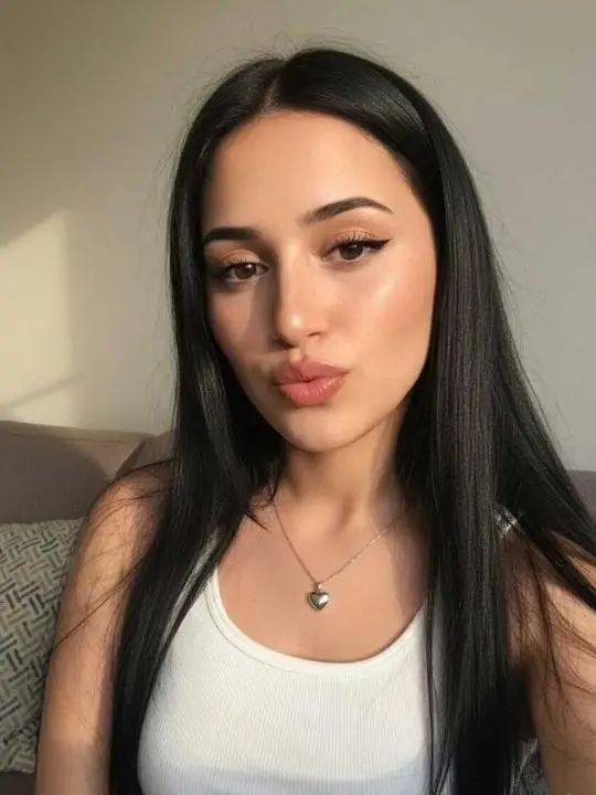 lijix19657 (18) female from GB - sexting partner