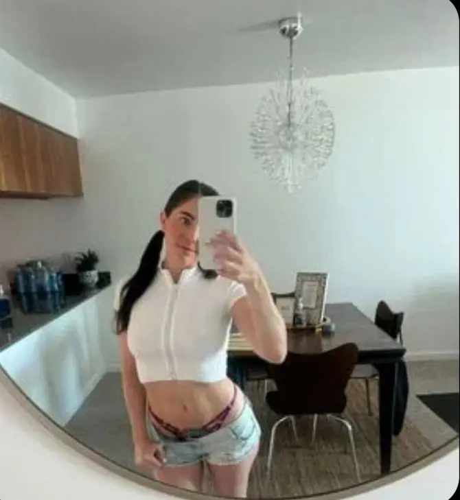 lijotjk (18) female from US - sexting partner