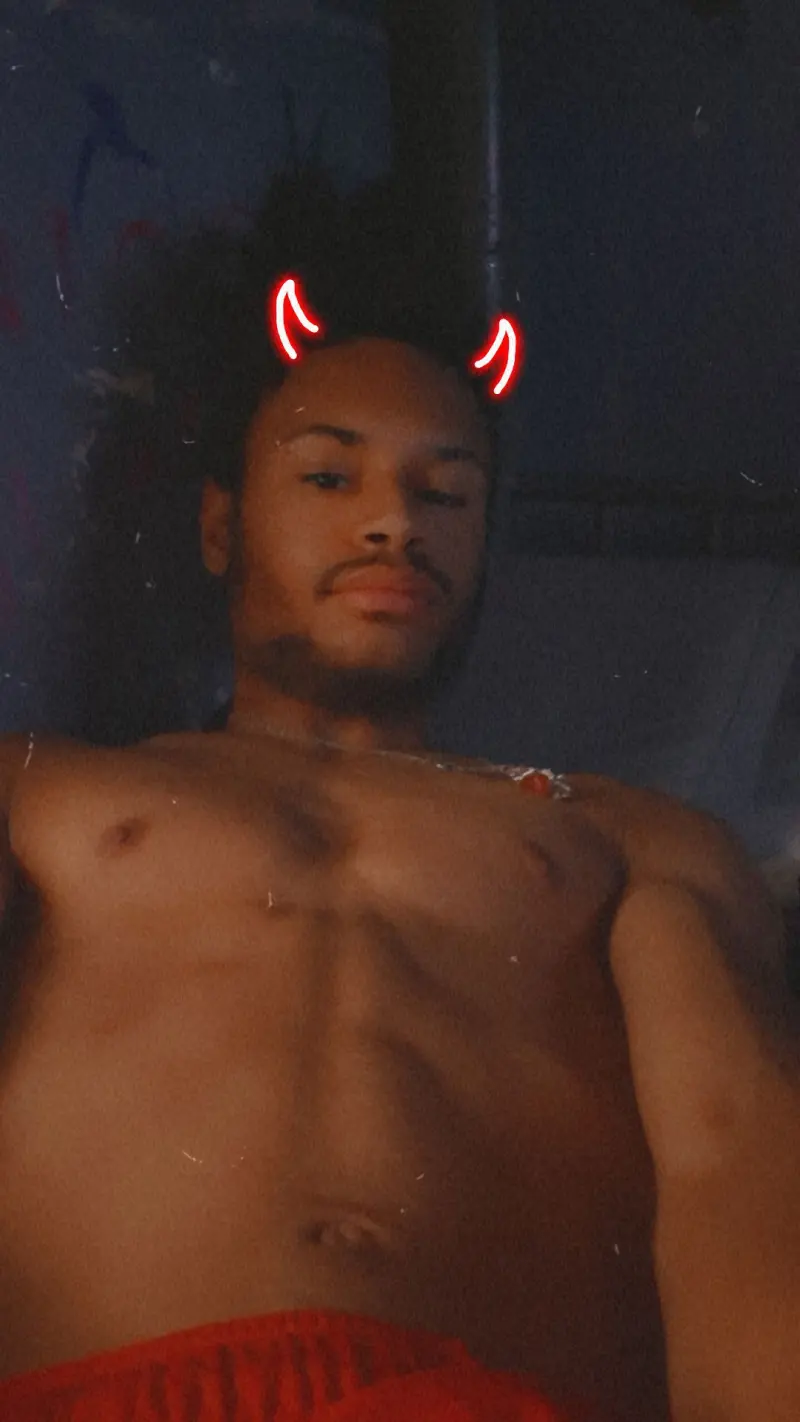 lilbdawg223 (18) male from US - sexting partner