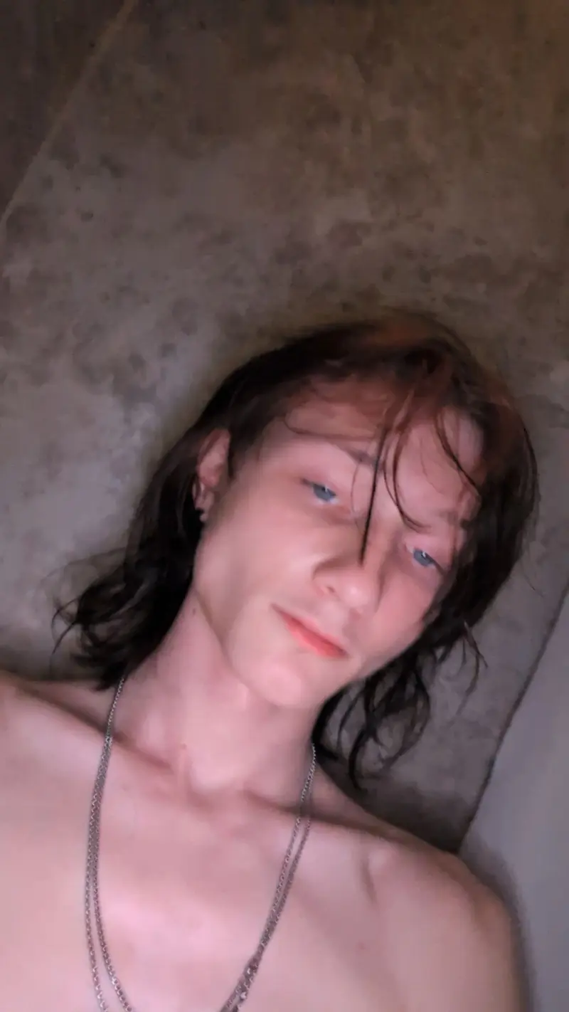 lilbrodiesslow (18) male from US - sexting partner