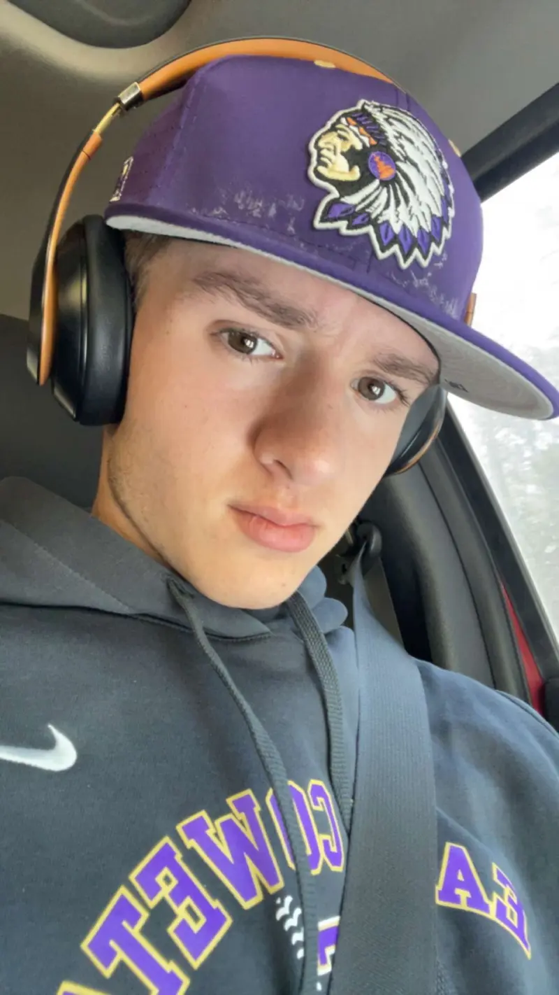 lincolnwright236 (18) male from US - sexting partner