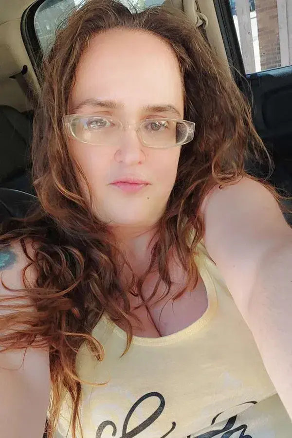 linehin728 (25) female from GB - sexting partner