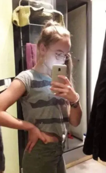 lipada2975 (18) female from BE - sexting partner