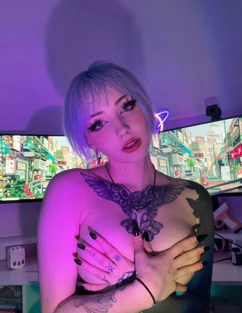 litastrange179 (18) female from US - sexting partner