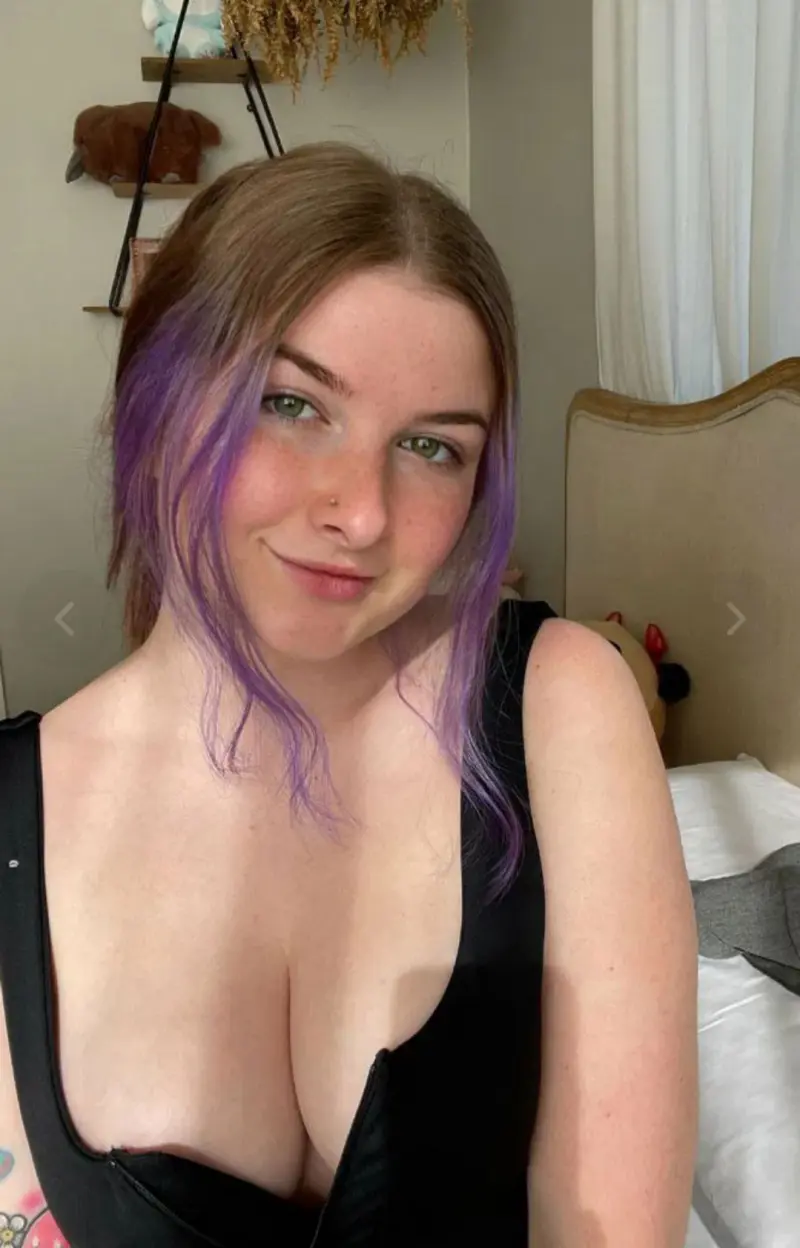 lixoleba (22) female from GB - sexting partner