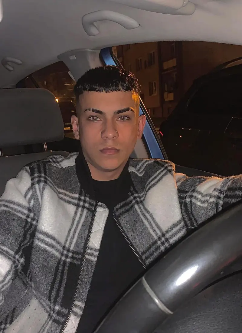 lkompus17 (18) male from GB - sexting partner