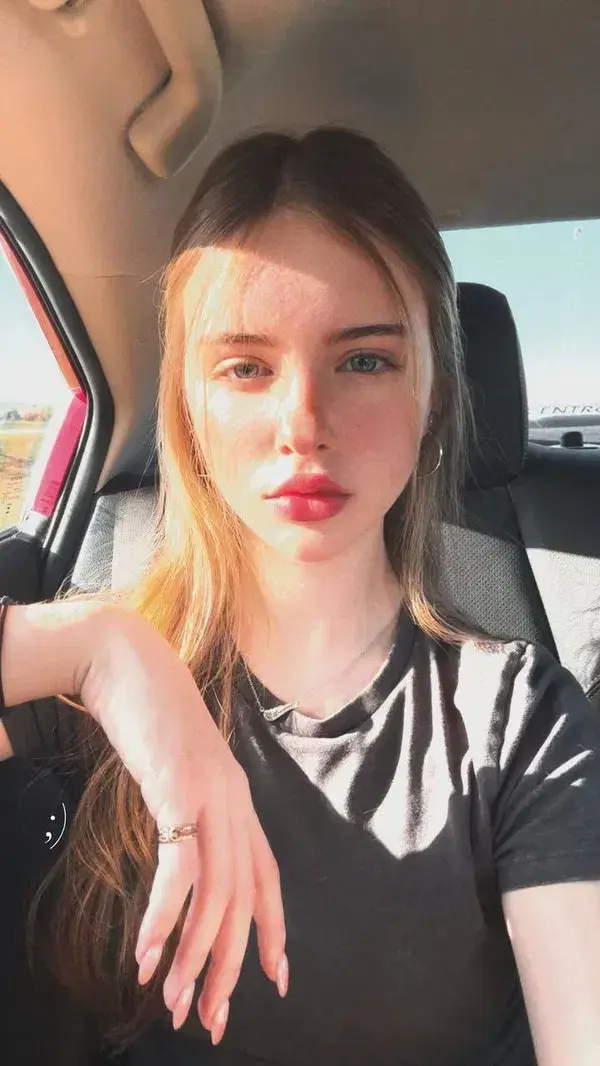 lociv74395 (22) female from US - sexting partner