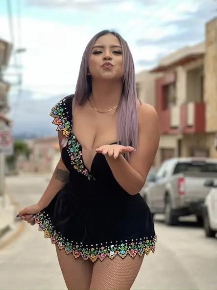 lomococ543 (18) female from GB - sexting partner