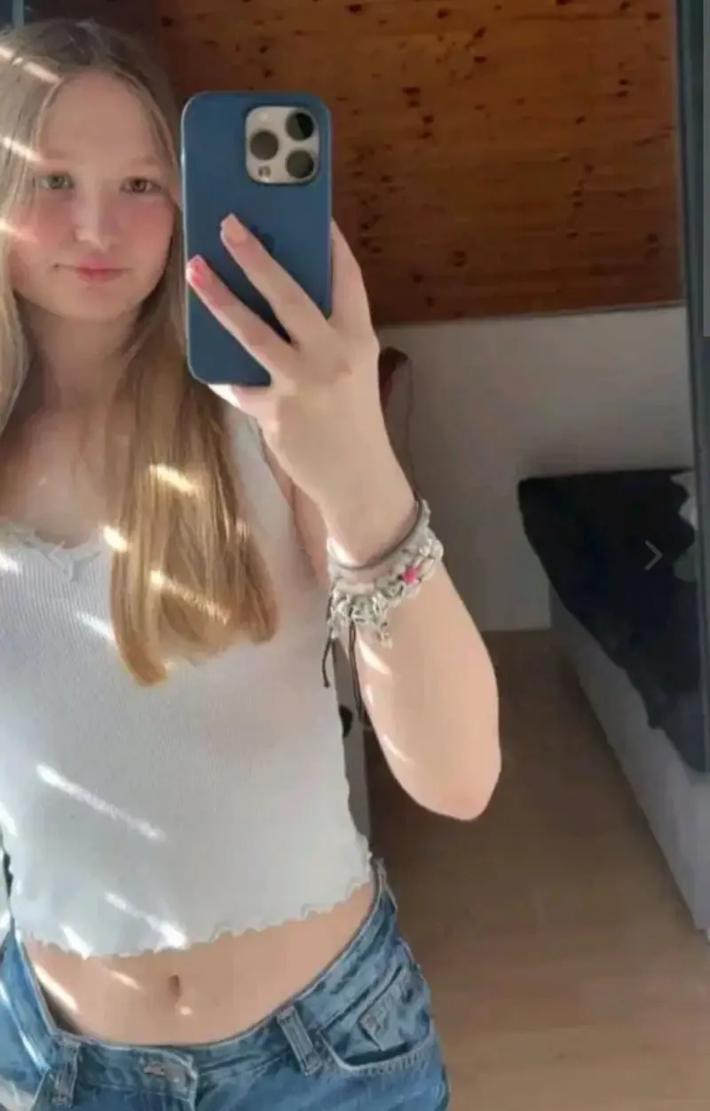 lomoder (18) female from US - sexting partner