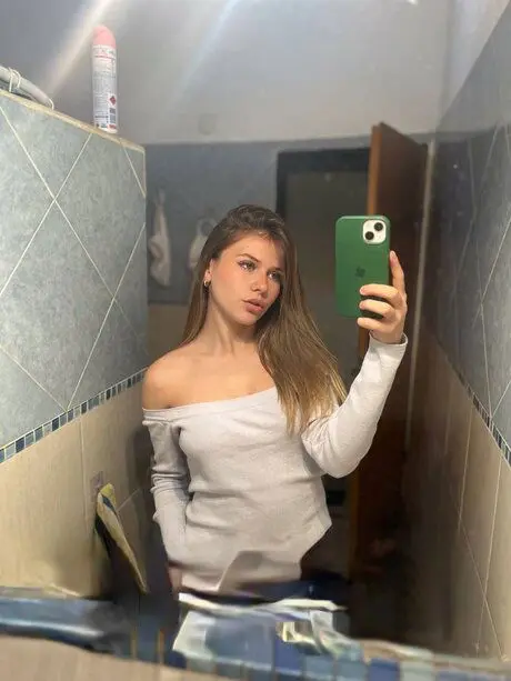 lomojox975 (18) female from CA - sexting partner