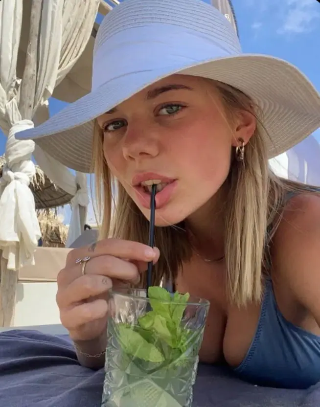 lopadaj (18) female from FR - sexting partner