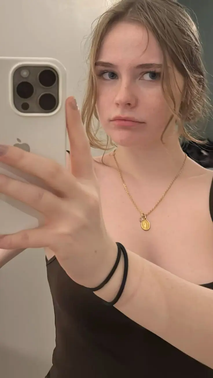 losadeb534 (18) female from US - sexting partner