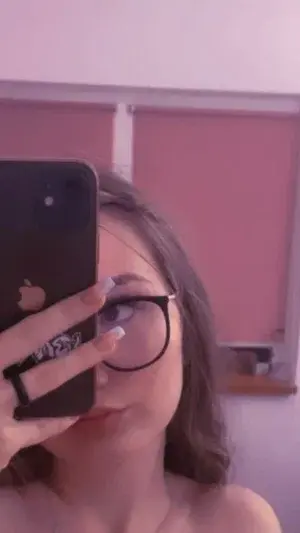 lovemariam100 (18) female from US - sexting partner