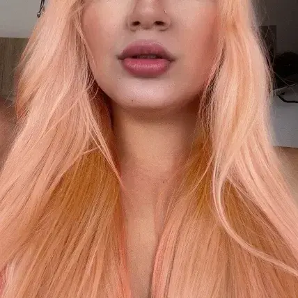 lowufono (18) female from US - sexting partner