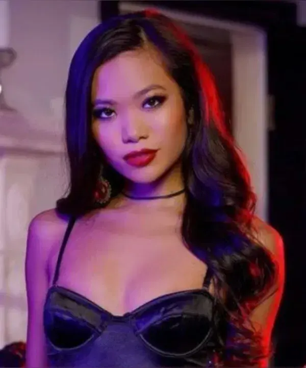 lozoqo (18) female from US - sexting partner