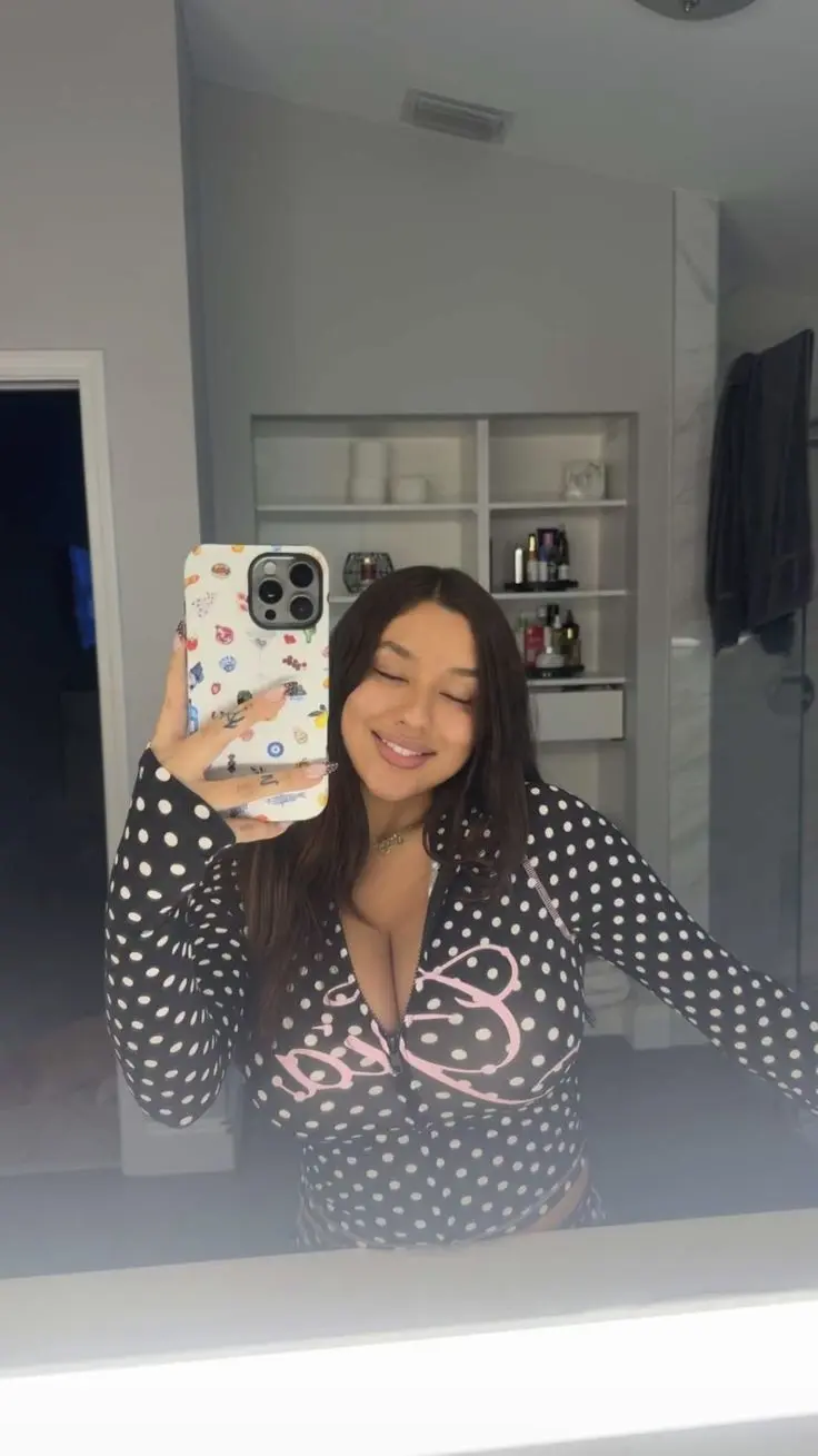 lucianachalkate (18) female from US - sexting partner