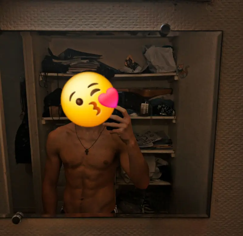 lucka (18) male from FR - sexting partner