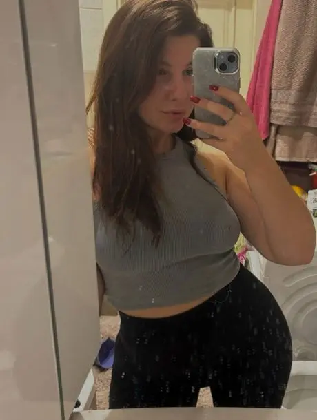 lucuzaly (18) female from GB - sexting partner